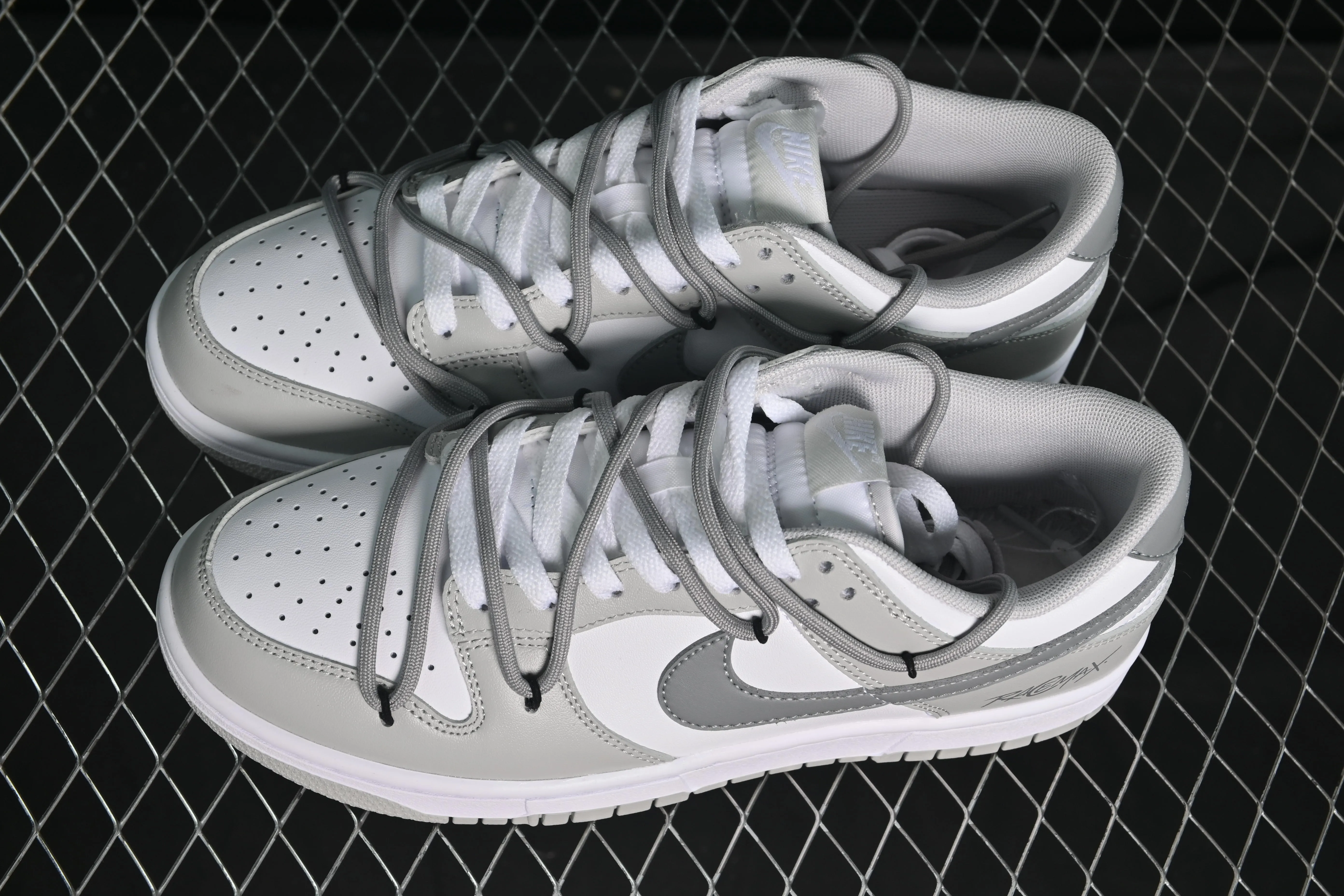 All categories Nk SB Dunk Series Nk SB Dunk Low High-end customized low-top sneakers Nike SB Dunk Low white gray strap low-top casual sneakers DD1391-103